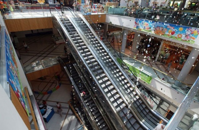 Пострадалото във варненски мол дете остава в медикаментозна кома