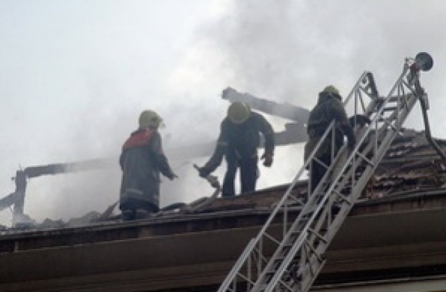 Булдозер горя в сметище, а малолетни изгориха 90 кв.м покрив