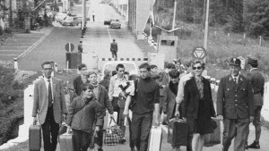 Чехите за събитията от 68а Махахме уличните табели за да