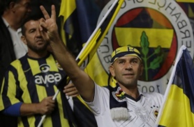 Феновете на Фенербахче плашиха Арсенал с факли пред хотела