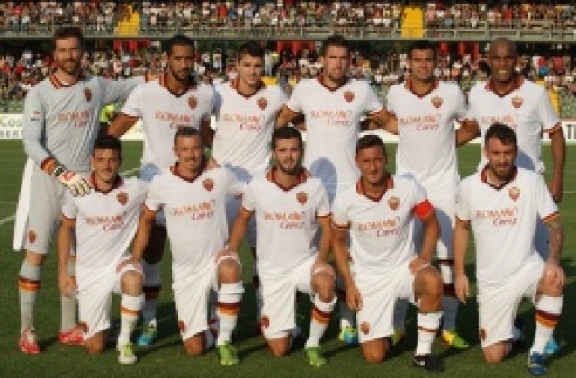 Феновете на Рома освиркаха отбора на официалното представяне