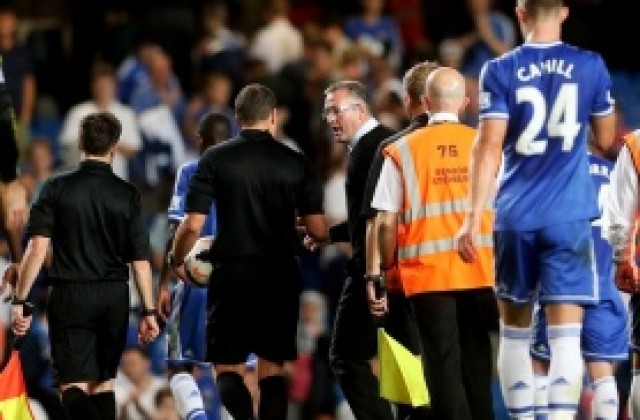 Треньорът на Тонев скочи здраво на съдията