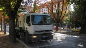 Мият улиците в центъра на Варна през ден