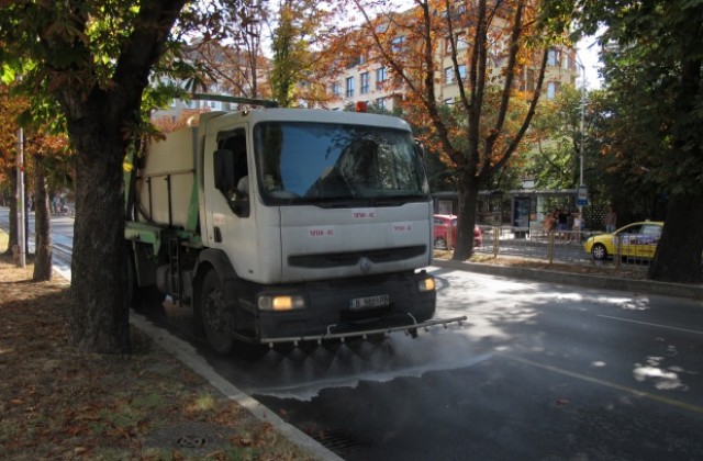 Мият улиците в центъра на Варна през ден