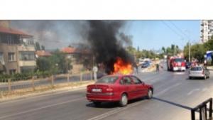 Мотоциклетист с опасност за живота запали се в движение