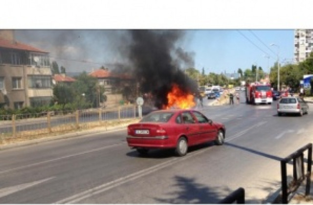 Мотоциклетист с опасност за живота, запали се в движение