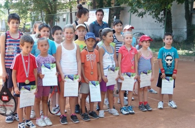 6-годишни откриха турнира по тенис на корт в Димитровград