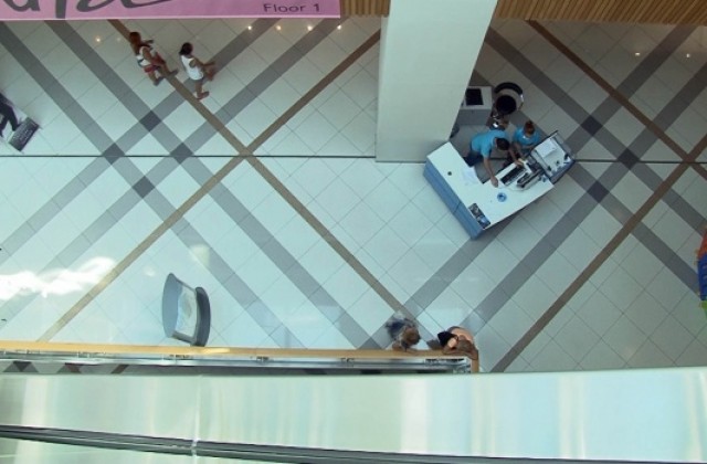 Критично остава състоянието на 4-годишния Стефан, който падна във варненски мол