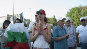 Контрапротестиращи се събраха пред президентството