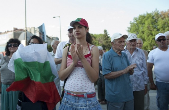 Контрапротестиращи се събраха пред президентството