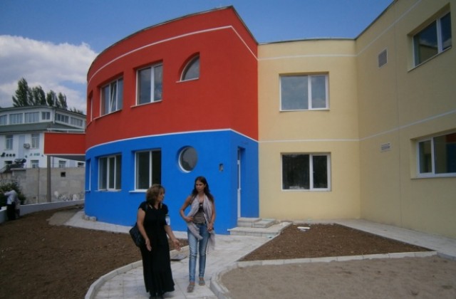 Олга Китанова провери ремонта на 1-ва детска градина и строеж на детска площадка