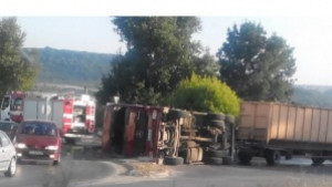 Камион със скрап се обърна във Варна