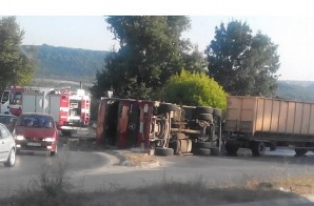 Камион със скрап се обърна във Варна