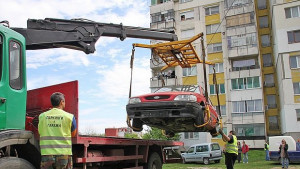Столична община вдига изоставени автомобили от улиците
