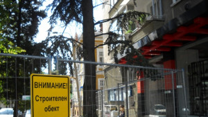 Граждани не искат цветарски павилиони под терасите си