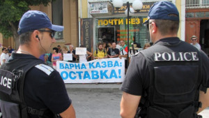 Протестиращи и закърпени дупки посрещнаха Орешарски във Варна