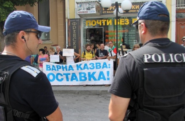 Протестиращи и закърпени дупки посрещнаха Орешарски във Варна