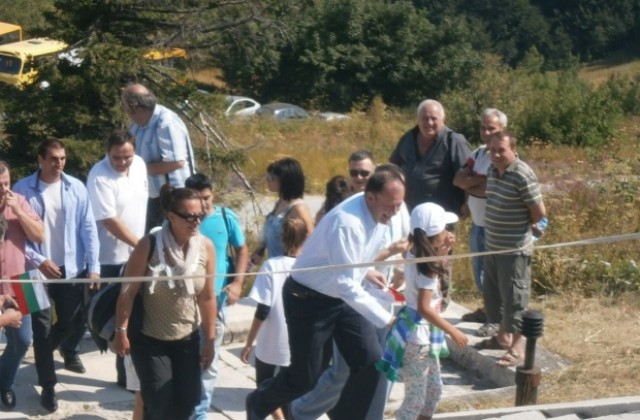 Михаил Миков се качи пеш на Шипка