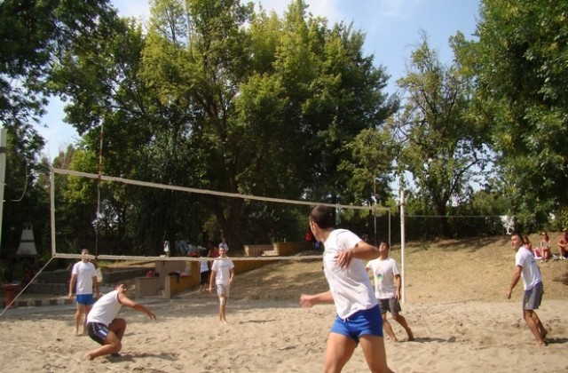 Звездичките първи сред девойките в турнира по плажен волейбол