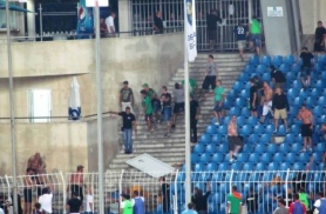 СНИМКИ: Феновете на Нефтохимик и Локо Пд се налагаха със седалки на „Лазур“