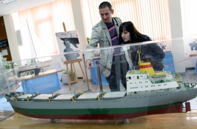 Модели на самолети, танкове и кораби показват в Археологическия музей