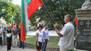 Савеклиева положи цветя пред мемориалa на свободата в Благоевград