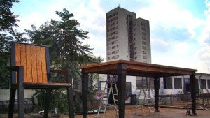 До Голямата пейка в Димитровград маса и стол за великани