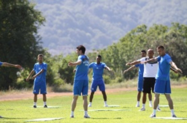 В Левски скъсиха лагерите