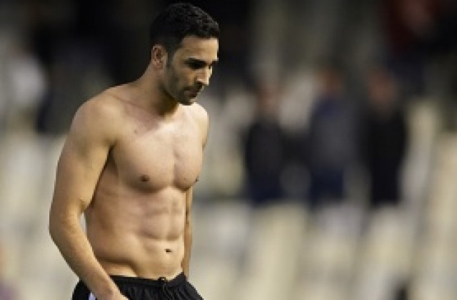 Най-добрият защитник на Валенсия остава на „Местая“