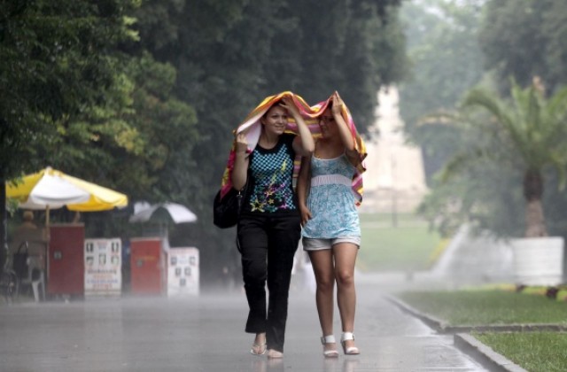 Дъжд и гръмотевици се канят да провалят неделния плаж