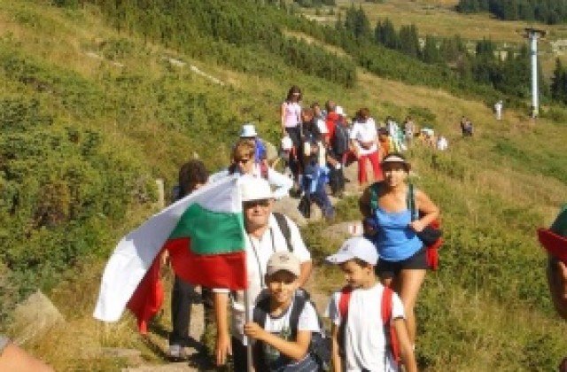 Кюстендилци изкачват Черни връх в Деня на туристическия съюз