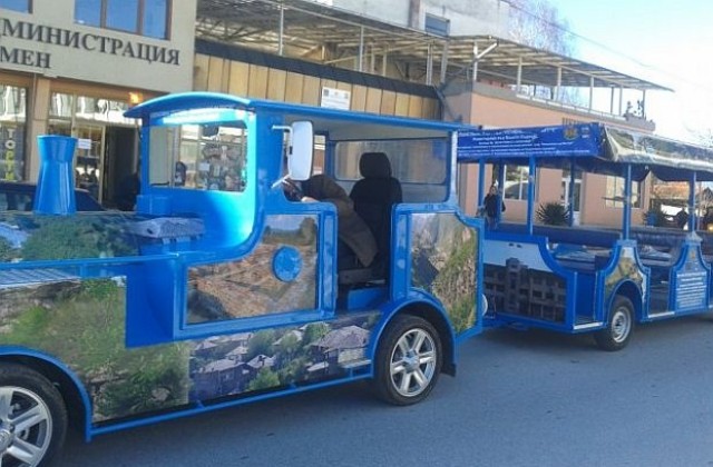 Атракционно влакче вози туристи до античен град