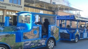 Атракционно влакче вози туристи до античeн град