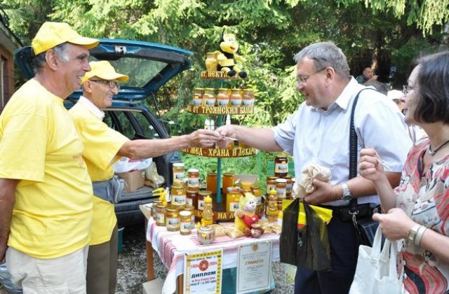 Пчелари от цяла България обсъдиха на Беклемето проблемите в бранша
