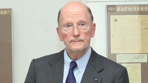 А дали Царят е гол