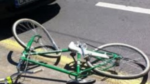 Пийнал велосипедист падна на пътното платно