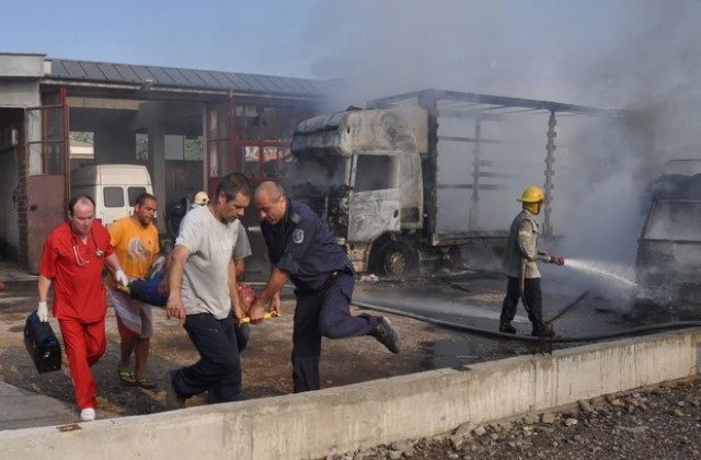Двама души пострадаха след взрив в автосервиз в Хасково