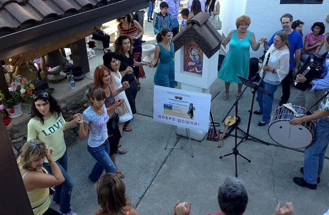 Българи в Сан Франциско с хоро и молебен изразиха отношение към събитията у нас