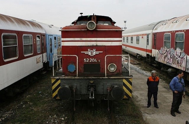 Кола се заби във влак и рани началника му