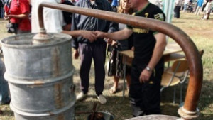 Крадци отмъкнаха 200 л ракия и меден казан