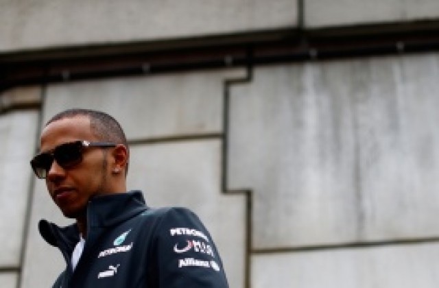 Хамилтън го дава по-умерено: Трудно е да надвием Фетел