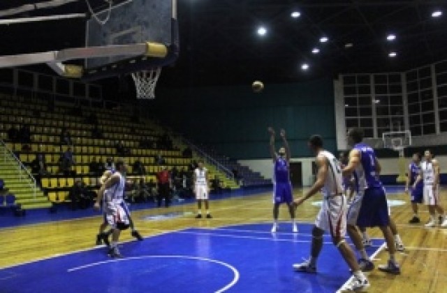 Черно море Порт Варна преотстъпва трима и се разделя със Стоев