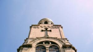 Трима в битка за стола на дядо Кирил