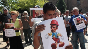 Контрапротестиращи Президентът е кукла на конци