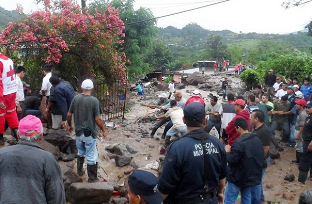 13 жертви заради тропическата буря Фернан в Мексико