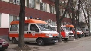 Двама с опасност за живота след катастрофи