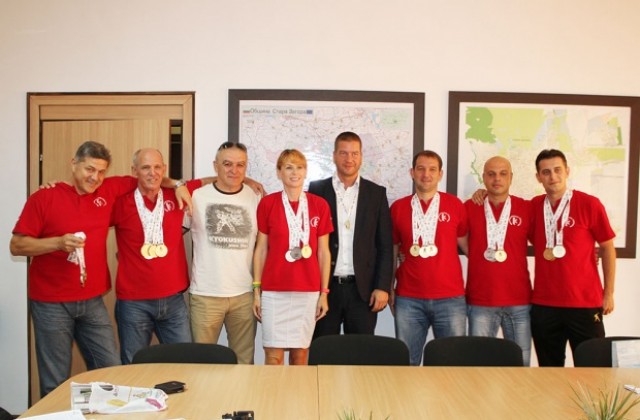 Ветерани подариха медал на кмета