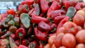 Показват как се вари лютеница на фестивал на чушките и