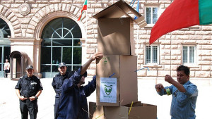 Контрапротестиращи изградиха марсиански кораб пред президентството