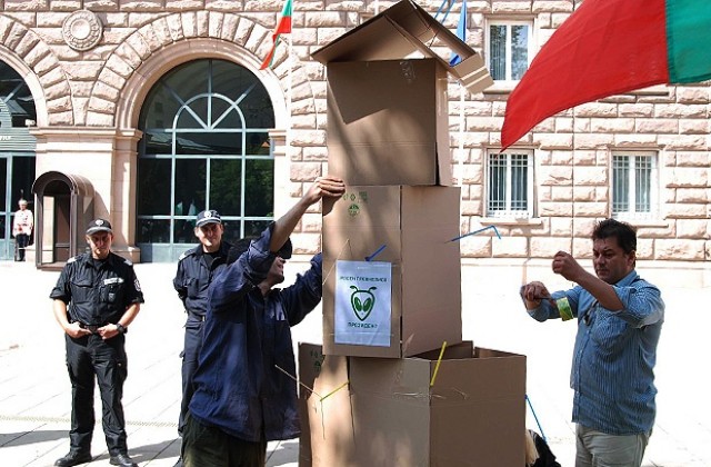 Контрапротестиращи изградиха марсиански кораб пред президентството